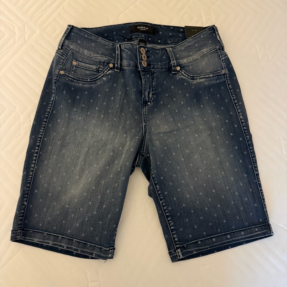 Torrid Denim Women's Shorts. Size 18. NWT. Polka Dot. 10.5 inch inseam